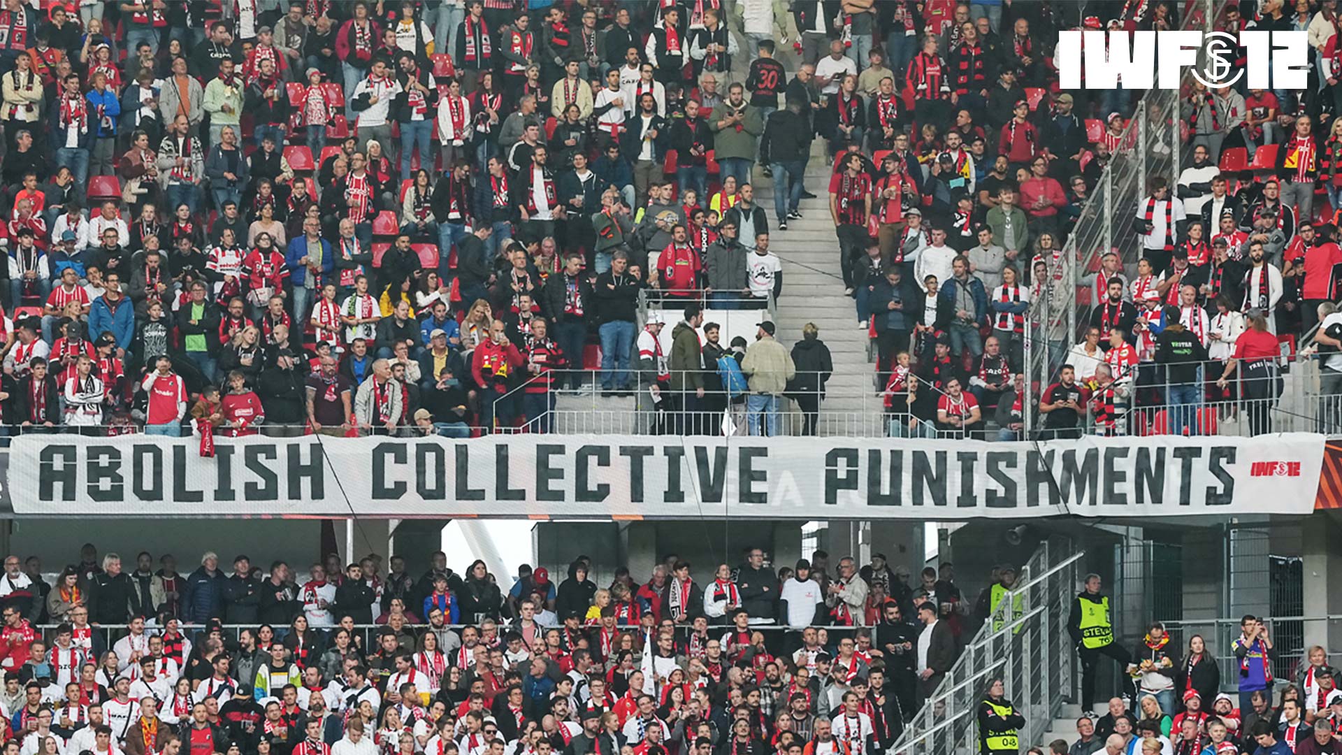 Spruchband gegen die von der UEFA verhängt Kollektivstrafe gegen die Anhänger von West Ham United.