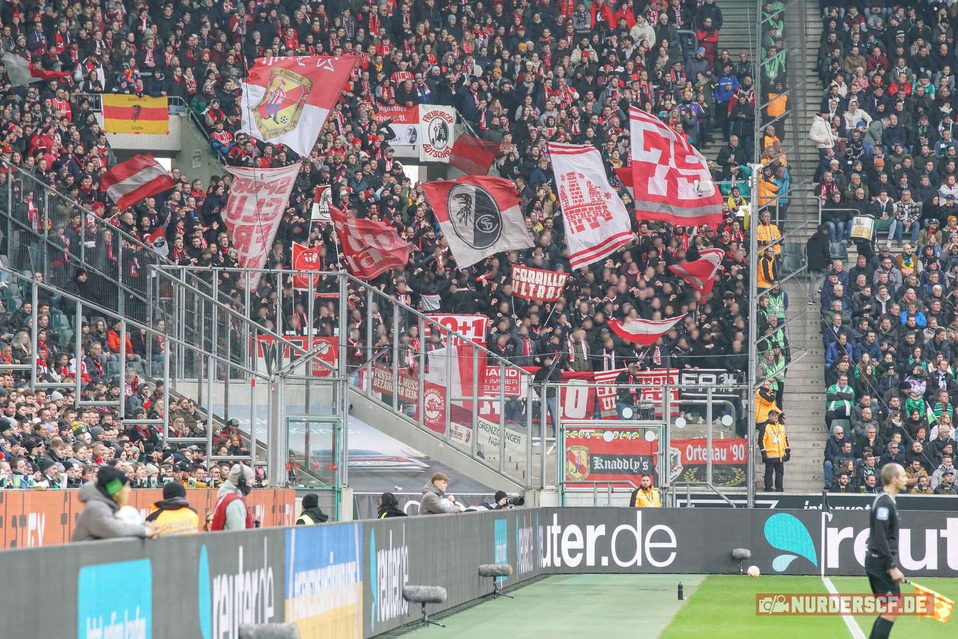 Gästeblock der SC Freiburg Fans beim Auswärtsspiel bei der Borussia aus Gladbach im März 2023.