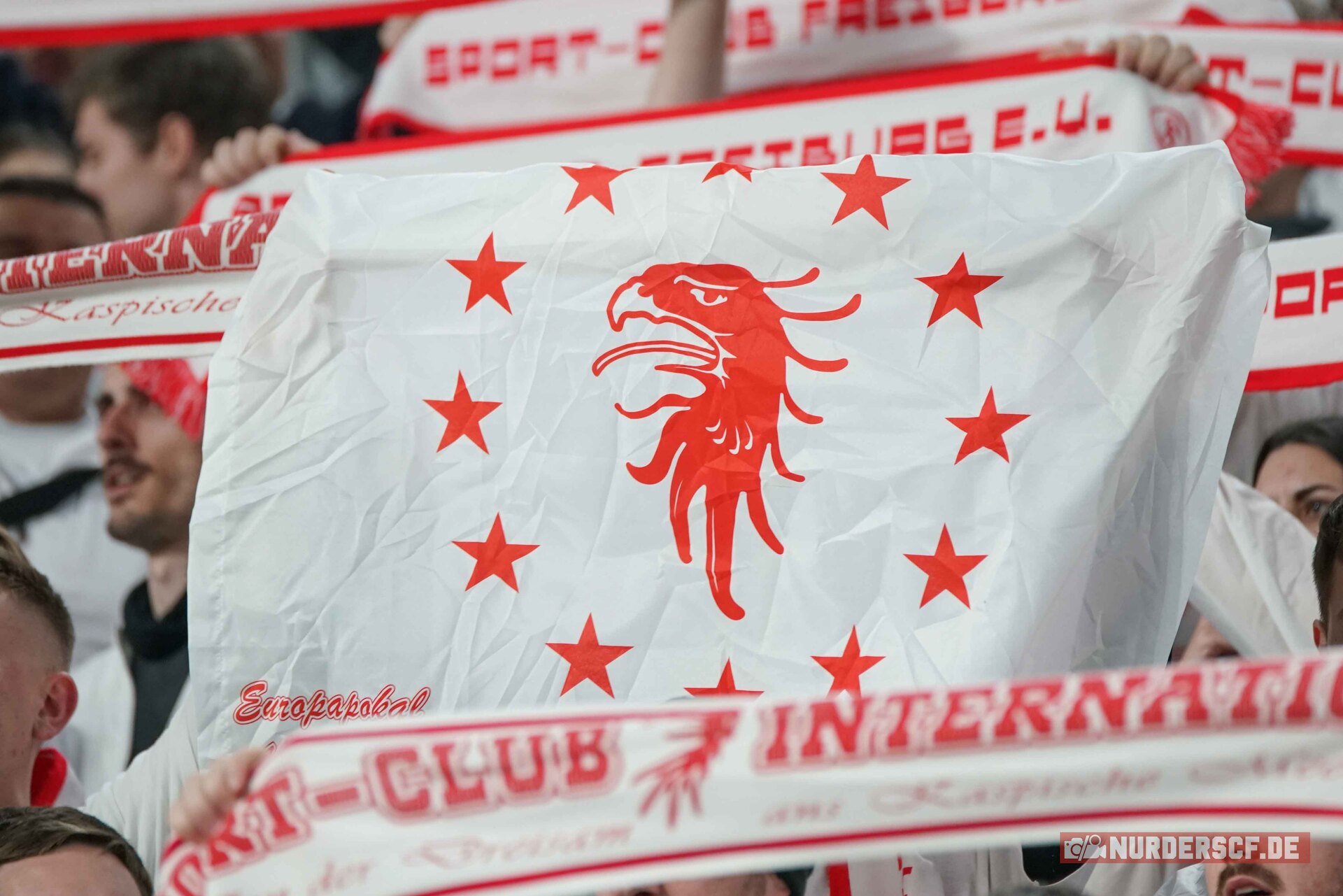 Am Treffpunkt verkaufte SC-Fahne in Turin