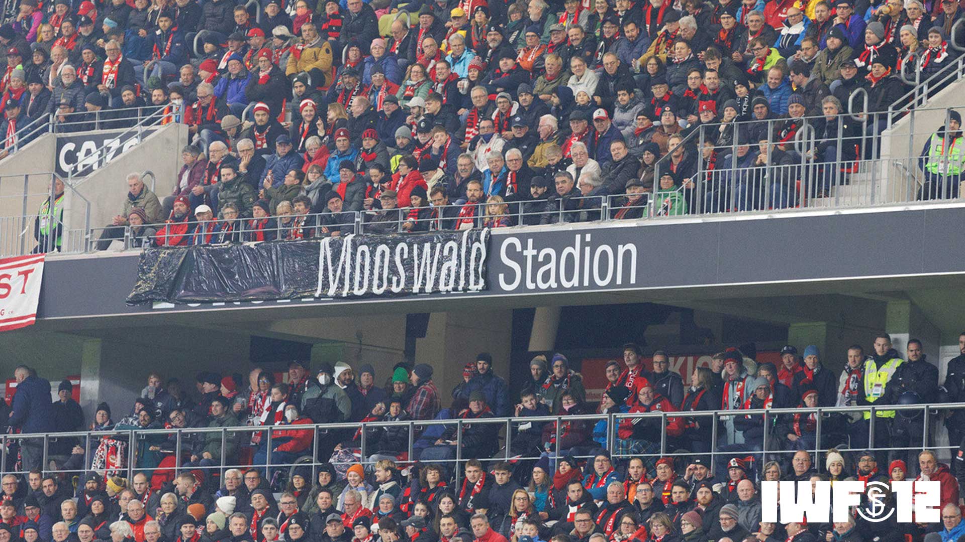 Spruchband beim Heimspiel gegen Union welche den Schriftzug Europapark-Stadion überdeckt und durch Mooswaldstadion ersetzt.