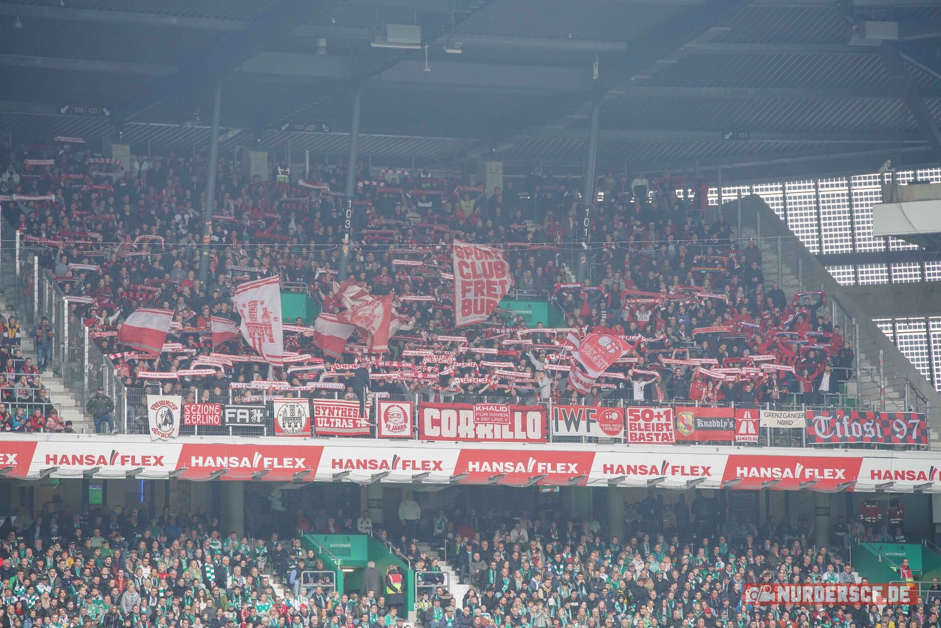 Freiburg Fans im Gästeblock in Bremen